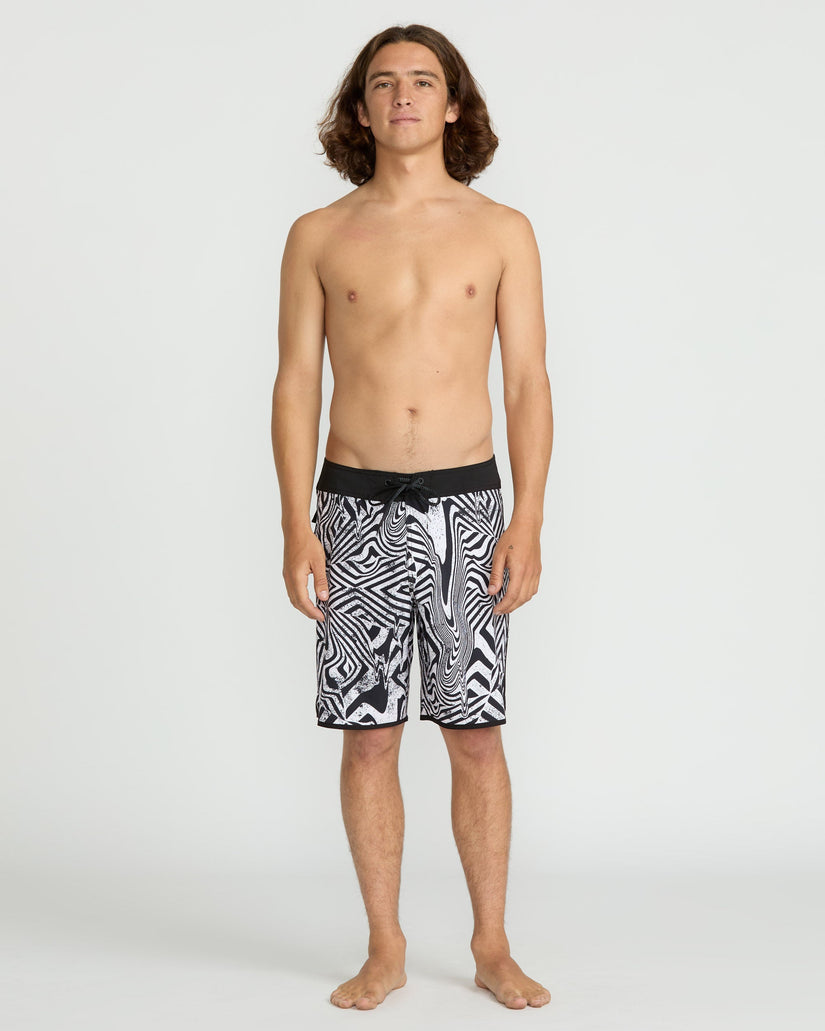 Infuse Scallop Mod 19" Boardshorts - White Black